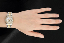 Afbeelding in Gallery-weergave laden, echte diamant 0.20karaat watch drie kwart
