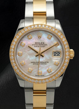 Afbeelding in Gallery-weergave laden, Rolex Datejust uit 2011 met witte parelmoer wijzerplaat, diamanten lunette en diamanten band, 31 mm, tweekleurig horloge.
