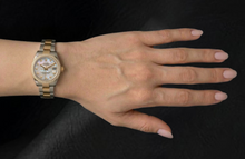 Afbeelding in Gallery-weergave laden, Rolex Datejust uit 2011 met witte parelmoer wijzerplaat, diamanten lunette en diamanten band, 31 mm, tweekleurig horloge.
