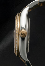 Afbeelding in Gallery-weergave laden, Rolex Datejust uit 2011 met witte parelmoer wijzerplaat, diamanten lunette en diamanten band, 31 mm, tweekleurig horloge.
