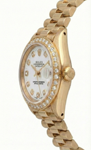 Afbeelding in Gallery-weergave laden, Rolex Datumjust Horloge Presidentiële Stijl Gouden Lunette Diamanten Wijzerplaat Rolex
