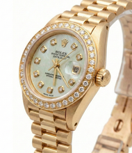 Afbeelding in Gallery-weergave laden, Rolex Datumjust voorzitter-stijl horloge met witte dweil diamanten wijzerplaat rand goud
