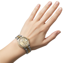 Afbeelding in Gallery-weergave laden, Rolex datumhorloge zilveren stok wijzerplaat diamanten rand roestvrij staal en goud jubileum
