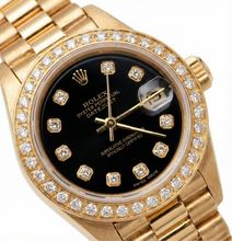 Afbeelding in Gallery-weergave laden, Rolex presidentiële stijl horloge zwarte diamanten wijzerplaat rand geel goud Datumjust

