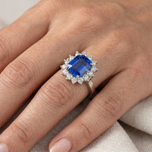 Afbeelding in Gallery-weergave laden, Ronde Halo IGI GECERTIFICEERDE Diamanten Asscher Geslepen Blauwe Saffier 6.50 Karaat Ring 14K Goud
