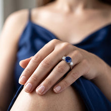 Afbeelding in Gallery-weergave laden, Ronde Natuurlijke echte diamant ( niet in het laboratorium gekweekt )en ring met drie stenen natuurlijke blauwe saffier 2,25 karaat
