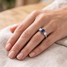Afbeelding in Gallery-weergave laden, Ronde saffier en Natuurlijke echte diamant ( niet in het laboratorium gekweekt )en ring wit goud 2,50 karaat 3 stenen stijl
