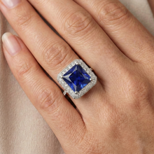 Afbeelding in Gallery-weergave laden, Ronde uit de aarde gewonnen diamanten Halo ring met Prinsesslijpsel blauwe saffier midden 6 karaat
