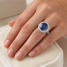 Afbeelding in Gallery-weergave laden, Ronde Sri Lankaanse Saffier Ring met Natuurlijke uit de aarde gewonnen Diamanten 5.76 Karaat Witgoud 14K
