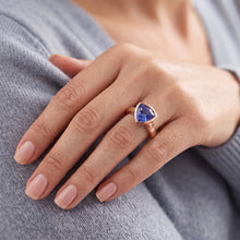 Afbeelding in Gallery-weergave laden, Rose Gold Solitaire Ring 2 karaats blauwe saffier ring set biljoen geslepen
