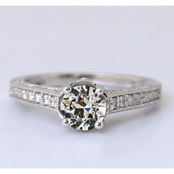 Antiek Cushion Fijne Diamant Solitaire met Zijstenen in 14K
