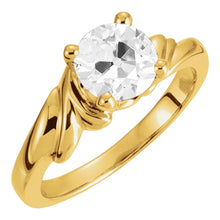 Afbeelding in Gallery-weergave laden, Fijne Diamant Antiek Cushion Enkele Steen Ring in 14 Karaat Geelgoud – hoofdaanzicht
