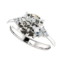 Afbeelding in Gallery-weergave laden, Fijne Diamant Solitaire Ring met Accenten 4,50-karaat 14K Witgoud – vooraanzicht
