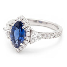 Afbeelding in Gallery-weergave laden, Platina verlovingsring met echte 3 karaat markiesgeslepen blauwe saffier, halo en drie stenen
