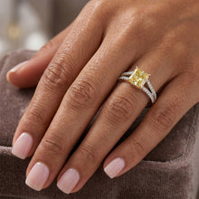 Afbeelding in Gallery-weergave laden, Schitterend Solitaire Ring met Accenten – Fancy Gele Diamant
