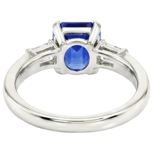 Afbeelding in Gallery-weergave laden, Smaragd 3 stenen Natuurlijke echte diamant ( niet in het laboratorium gekweekt )en saffier ring 1,75 karaat taps toelopende baguettes
