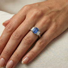 Afbeelding in Gallery-weergave laden, Smaragd drie stenen blauwe saffier ring 3 karaat gouden sieraden
