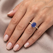 Afbeelding in Gallery-weergave laden, Solitaire Smaragd Blauwe Saffier Ring Met Diamanten Accenten 4,50 Karaat
