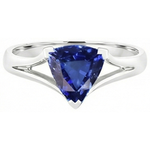 Afbeelding in Gallery-weergave laden, Solitaire Triljoen Sapphire Ring V Prong Split Shank 1,50 Karaat
