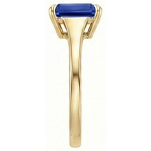 Afbeelding in Gallery-weergave laden, Solitaire blauwe saffier ring smaragd geslepen 3 karaat geel goud 14K
