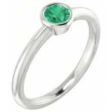 Afbeelding in Gallery-weergave laden, Solitaire groene smaragd verlovingsring 0,75 karaat bezel instelling
