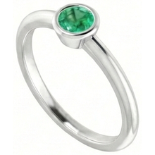 Afbeelding in Gallery-weergave laden, Solitaire groene smaragd verlovingsring 0,75 karaat bezel instelling
