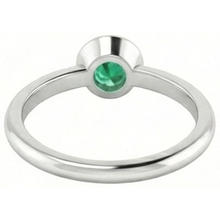 Afbeelding in Gallery-weergave laden, Solitaire groene smaragd verlovingsring 0,75 karaat bezel instelling
