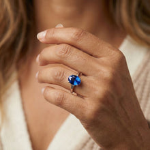 Afbeelding in Gallery-weergave laden, echte oval saffier 3karaat ring met diamantaccenten
