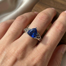 Afbeelding in Gallery-weergave laden, Solitaire Ring Triljoen V Prong Blauwe Saffier Antieke Stijl 2 Karaat
