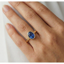 Afbeelding in Gallery-weergave laden, Solitaire Verlovingsring Bezel Set Ovaal Ceylon Sapphire 2,50 karaat
