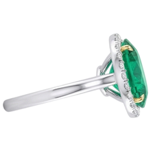 Afbeelding in Gallery-weergave laden, Ovaal Geslepen Smaragd ring in Bicolor 14K Goud – profielaanzicht
