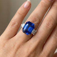 Afbeelding in Gallery-weergave laden, Schitterende uit de a aarde gewonnen diamanten en Ceylonsaffier ring 7.50 karaat met 3 stenen in pootzetting
