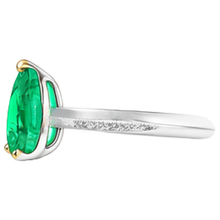 Afbeelding in Gallery-weergave laden, Druppelvormig Colombiaanse Smaragd ring in Bicolor 14K Goud – profielaanzicht
