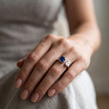 Afbeelding in Gallery-weergave laden, Toi et Moi Asscher Diamond Ring Bezel Set Radiant Sapphire 2,50 karaat
