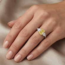 Afbeelding in Gallery-weergave laden, Tweekleurig 14K Goud VVS Kanariegele Diamant Trilogie Ring 2
