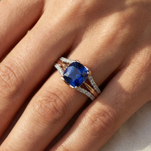 Afbeelding in Gallery-weergave laden, Tweekleurige Natuurlijke echte diamanten ( niet in een laboratorium gekweekt ) verlovingsring met kussen blauwe saffier 2,50 karaat
