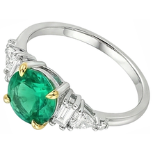 Afbeelding in Gallery-weergave laden, Fijne Smaragd Rond Briljant Edelsteen Ring in 14 Karaat Tweekleurig Goud – hoekaanzicht
