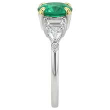 Afbeelding in Gallery-weergave laden, Fijne Smaragd Rond Briljant Edelsteen Ring in 14 Karaat Tweekleurig Goud – profielaanzicht
