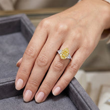 Afbeelding in Gallery-weergave laden, Verfijnd Drie-Steen Ring met VVS Kanariegele Diamant – 3 karaat

