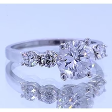 Afbeelding in Gallery-weergave laden, Vijf Stenen Echt Diamanten Verlovingsring Prong Setting 2,25 Karaat
