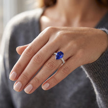 Afbeelding in Gallery-weergave laden, Vrouwen Solitaire Ring Met Diamanten Accenten Peer Blauwe Saffier 4 Karaat
