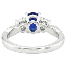 Afbeelding in Gallery-weergave laden, Witgouden uit de aarde gewonnen diamanten ring met ovale blauwe saffier, 3-steens stijl, 6.50 karaat
