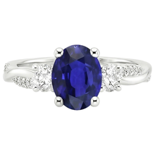 Afbeelding in Gallery-weergave laden, Witgouden uit de aarde gewonnen diamanten ring met ovale blauwe saffier, 3-steens stijl, 6.50 karaat
