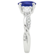 Afbeelding in Gallery-weergave laden, Witgouden uit de aarde gewonnen diamanten ring met ovale blauwe saffier, 3-steens stijl, 6.50 karaat

