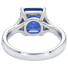 Afbeelding in Gallery-weergave laden, Natuurlijke Echte (Niet Labgekweekt) Witgouden Solitaire Blauwe Saffier Ring Met Accenten 4.50 Karaat
