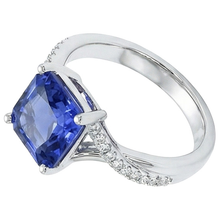 Afbeelding in Gallery-weergave laden, Natuurlijke Echte (Niet Labgekweekt) Witgouden Solitaire Blauwe Saffier Ring Met Accenten 4.50 Karaat
