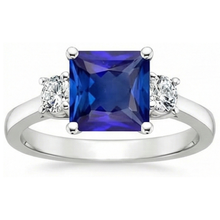 Afbeelding in Gallery-weergave laden, Witgouden uit de aarde gewonnen diamanten ring met prinses geslepen Ceylonese saffier, 3-steens, 5.50 karaat

