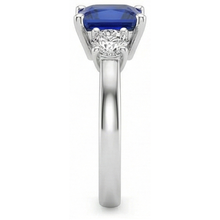 Afbeelding in Gallery-weergave laden, Witgouden uit de aarde gewonnen diamanten ring met prinses geslepen Ceylonese saffier, 3-steens, 5.50 karaat
