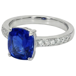 Witgouden Ring met uit de aarde gewonnen Diamant, Kussen Geslepen Ceylon Saffier en Accentstenen, 6 Karaat
