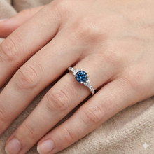 Afbeelding in Gallery-weergave laden, Witgouden 1 karaats verlovingsring met blauwe en witte diamanten
